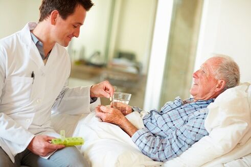 Le médecin donne une pilule contre la prostatite.